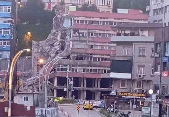 Bir tarih yok oluyor; Yıkım süreci resmen başladı